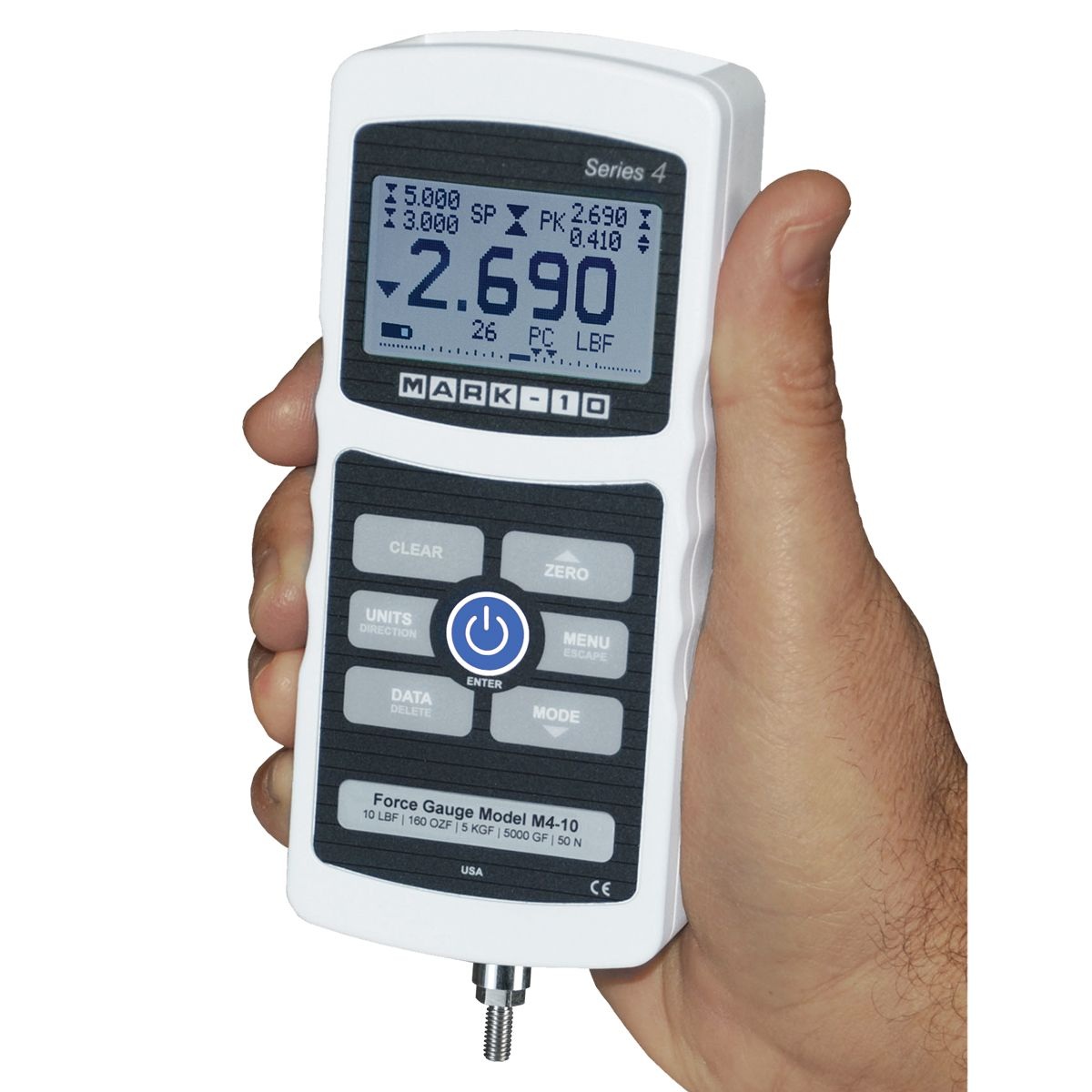 Mark-10 M4 系列數位式推拉力計手持量測示意，用於拉力/壓力測試，螢幕顯示量測讀值