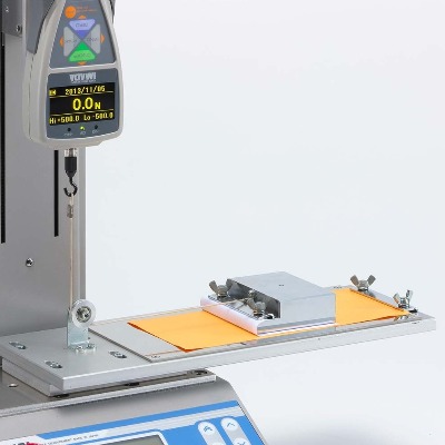 IMADA COF 90° 剝離摩擦係數測試配置，用於薄膜與紙張之靜摩擦 μS、動摩擦 μD 測試